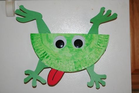 Jumping Frog - What a fun and easy spring craft idea! It would also be neat for a bulletin board in the frog theme classroom! Paper Frogs, Frog Craft, Jungle Crafts, Freetime Activities, Frog Theme, Frog Crafts, Pond Life, Daycare Crafts, Paper Plate Crafts