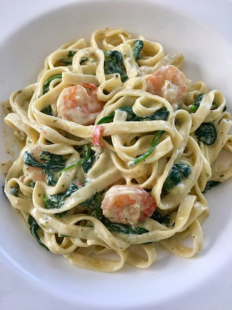 Een lekkere pasta, is wel wel deze variant met garnalen en spinazie. Hij komt dichtbij de bekende pasta scampi van Vapiano. Ik maakte deze pasta als hoofdgerecht van de Valentijnslunch voor mijn familie. Ze hebben gesmuld! Pasta Scampi, Chicken And Veggie Recipes, Scampi Pasta, Vegas Food, Diner Recipes, Carbonara Pasta, Happy Foods, Pesto Pasta, Pasta Salad Recipes