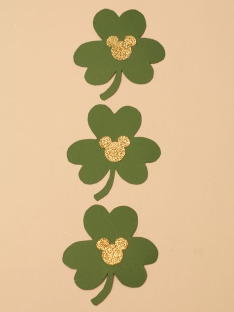 Mickey St. Patrick's Day Garland // Inspired By Dis Disney St Patricks Day Wallpaper, Disney St Patricks Day, Mickey Tattoo, Crochet Mickey Mouse, Shamrock Template, St Patricks Day Wallpaper, San Patrick, K Crafts, Green Construction