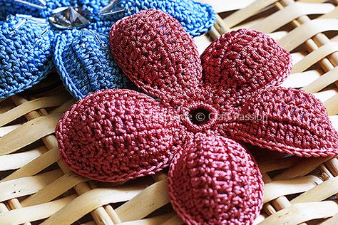 Crochet Pattern: 5-Petal Flower | Free Pattern & Tutorial at CraftPassion.com Crochet Puff Flower, Beau Crochet, Crochet Flowers Easy, Confection Au Crochet, Crochet Flowers Free Pattern, Crocheted Flowers, Crochet Simple, Knitted Flowers, Crochet Motifs