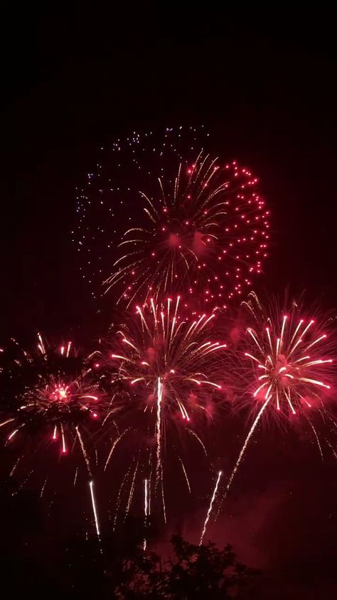 Red Fireworks Aesthetic, Red Fireworks, Christmas Lights Wallpaper, Fireworks Pictures, Fireworks Background, Alex Pics, Fire Works, Black And White Art Drawing, New Year Wallpaper