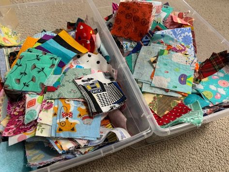 Easy Quilt Squares, Popular Sewing Patterns, Cheater Quilt Fabric, Charm Pack Quilts, Postage Stamp Quilt, Scrap Fabric Projects, Scrappy Quilt Patterns, Easy Quilt, Quilt Squares