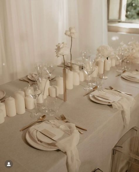 Wedding Cocktail Hour Details, Wedding Table Minimal, Modern Wedding Cake Unique 2023, Minimal Bridal Shower Ideas, White Dinner Decor, Centerpieces Wedding Candles, Shades Of White Wedding, Minimal Birthday Decor, Neutral Wedding Table Setting