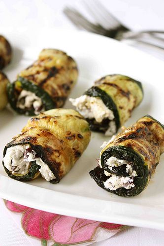 grilled zucchini rolls with herbed goat cheese & kalamata olives. Maybe a bit a marina on top? Zucchini Roll, Herbed Goat Cheese, Ellie Krieger, Zucchini Rolls, Grilled Zucchini, God Mat, Cheese Recipe, Kalamata Olives, Rolls Recipe