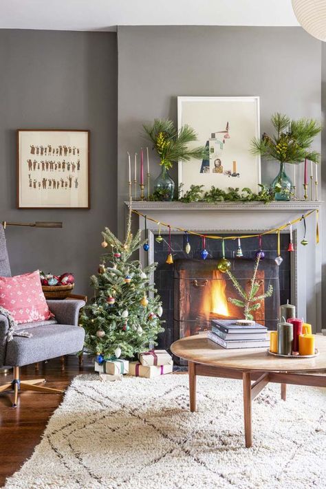 Give your mantel a festive touch by adorning it with spare Christmas ornaments and glass vases filled with pine twigs, reminiscent of the beloved "A Charlie Brown Christmas" comic strip. Click to see more holiday decorating ideas and bring the magic of the season to your home! Credit: Sian Richards Cozy Christmas Living Room Decor, Swedish Christmas Decor, Traditional Christmas Decor, Cozy Christmas Living Room, Holiday Baking Recipes, Christmas Country, Small Christmas Tree, Simple Layout, Bells Christmas