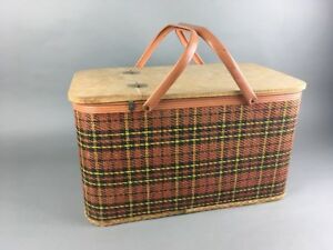 vintage picnic basket - Google Search Vintage Picnic Basket, Wood Hinges, Picnic Theme, Patio Picnic, Old Baskets, Picnic Hamper, Picnic Baskets, Wicker Picnic Basket, Vintage Picnic