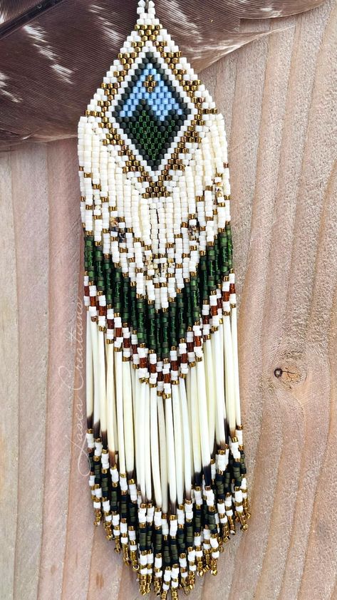 Porcupine Quill Jewelry, Native American Beadwork Earrings, Bead Applique, Beads Tutorial, Seed Bead Jewelry Patterns, Beadwork Earrings, Seed Bead Crafts, Beaded Stuff, Porcupine Quills