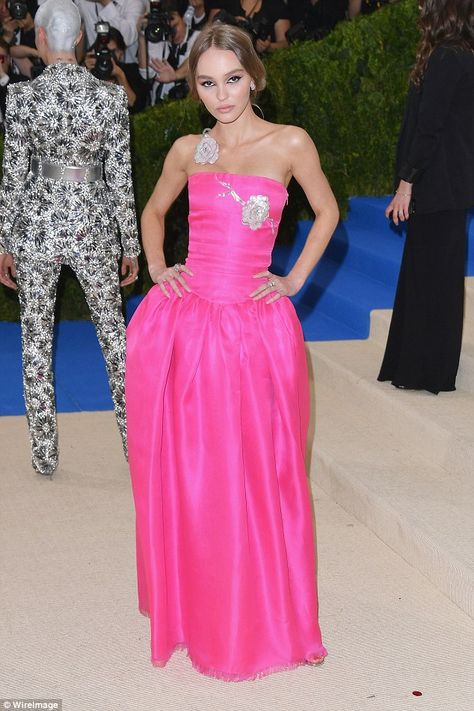 Hot pink! Lily Rose Depp looked as pretty in pink wearing Chanel at the Met Gala on Monday Lily Rose Depp Chanel, Lilly Rose Depp, Chanel Gown, Met Gala Outfits, Met Gala Dresses, Liya Kebede, Lily Donaldson, Carolyn Murphy, Karen Elson