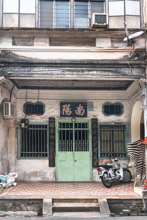 21 Cute Doors and Windows in Penang, Malaysia - Brogan Abroad Cute Doors, Chinese Horror, Chinese Homes, Architecture Windows, Chinese Style Interior, Models Architecture, Malaysia Penang, Colorful Tiles, Indochine Style