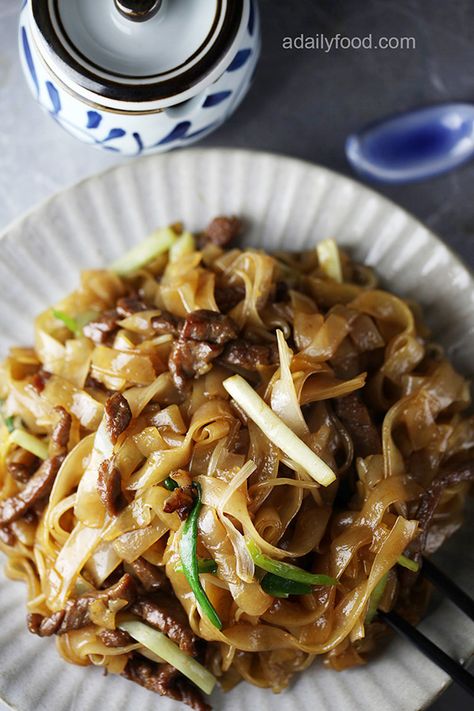 Beef Stir-fried with Rice Noodles( Beef Chow Fun) - A Daily Food | Chinese Food Culutre and Cooking Beef With Rice Noodles, Beef With Rice, Beef Chow Fun, Chow Fun Recipe, Chow Fun, Rice Noodles Stir Fry, Fried Rice Noodles, Food Chinese, Stir Fry Rice