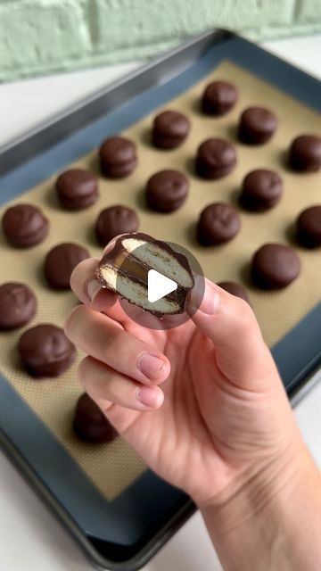 Sophie Knauer | Dangthatssweet on Instagram: "Traditional Twix bars have a cookie base, caramel center, and are covered in chocolate. This is the same idea but made using shortcut ingredients like Rolo candies and Nilla Wafers!🙌  Comment the word “twix” below to get the full recipe sent to your DM’s, or visit my website, dangthatssweet.com 🤤  #twixbar #twix #caramelandchocolate #easyrecipes" Rolo Treats, Party Mix Snacks, Twix Bars, Valentines Treats, Twix Bar, Candy Man, Cookie Base, Swap Ideas, Nilla Wafers