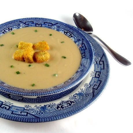 One Perfect Bite: Old Salzburg Garlic Soup.  I'll have to sub in mushroom broth to make it vegetarian Easy Healthy Soup, Easy Soup Recipes Healthy, Creamy Soups, Garlic Soup, Austrian Recipes, Chilli Recipes, Soup Kitchen, Savory Soups, Soup And Stew