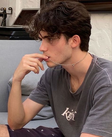 Aiden King, Brown Hair Boy, Brown Hair Men, رعب نفسي, Aesthetic Boys, Corte De Cabelo Masculino, Aesthetic Guys, Boy Hairstyles, العناية بالشعر