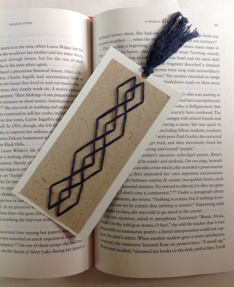 Geometric Bookmark, Embroidery Bookmark, Graduation Teacher, Embroidery On Paper, Yarn Tassel, Awesome Crafts, Embroidery Book, Paper Ideas, Paper Embroidery