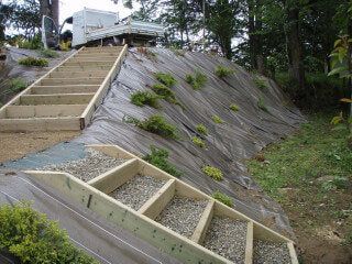 Downhill Walkway Outdoor Steps, Stairs In Hillside, Diy Steps On A Slope, Hillside Stairs, Backyard Hill Landscaping, Sloped Backyard Landscaping, Landscape Stairs, Landscaping On A Hill, Sloped Yard