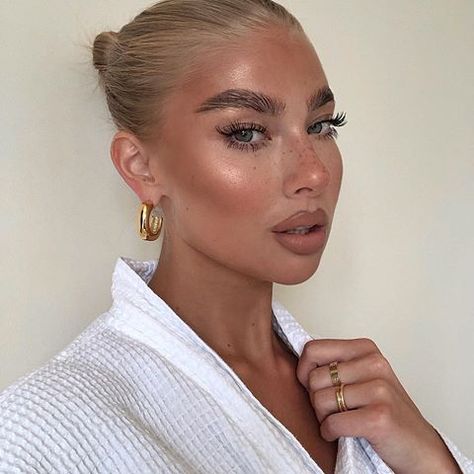 Jess Hunt (@jesshunt2) • Instagram photos and videos Jess Hunt Hair, Jess Hunt, Makeup Is Life, Eye Makeup Pictures, Dressing Gowns, My Dress, Eyeshadow Looks, Makeup Trends, Makeup Inspo