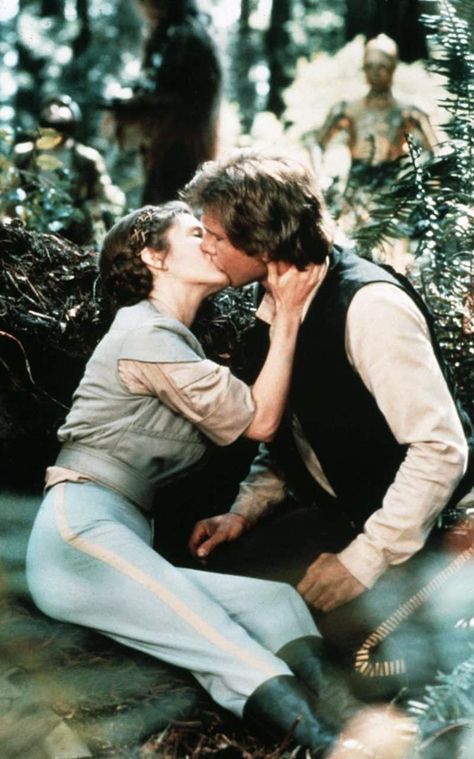 Carrie Fisher and Harrison Ford on the set of Star Wars Episode Vi - Return Of The Jedi in 1983 Leia Star Wars, Star Wars Cast, Star Wars Background, Han And Leia, Star Wars Princess, Return Of The Jedi, Star Wars Love, Star Wars Trilogy, Star Wars Film