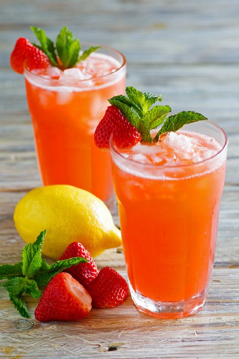 Homemade Strawberry Lemonade, Strawberry Lemonade Recipe, Strawberry Mojito, Lemonade Cocktail, Recipe Girl, Strawberry Lemon, Lemonade Recipes, Strawberry Lemonade, How To Squeeze Lemons