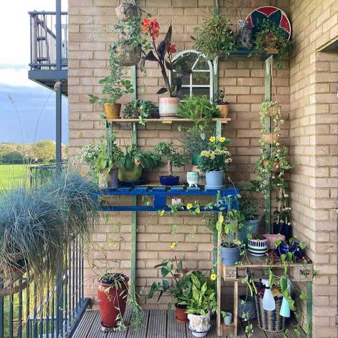 74 Inspiring Outdoor Wall Décor Ideas for 2022 Balcony Wall Decor, Outdoor Wall Decor Ideas, Large Trellis, Balcony Wall, Cosy Decor, Garden Wall Designs, Rustic Ideas, Balcony Flooring, Railing Planters