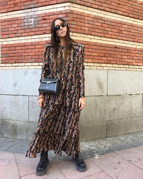 Floral Streetwear, Laura Eguizabal, Floral Dress Fashion, Dress Floral, Dress Fashion, Floral Dress, Outfit Of The Day, Duster Coat, Ootd