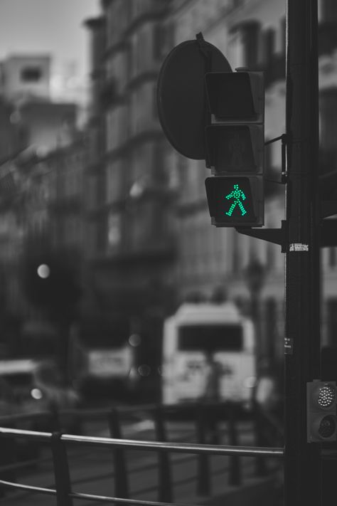 Fotografia callejera en blanck y negro con semaforo y luz peatonal en verde Traffic Light Photography, Traffic Light Wallpaper, Lit Wallpaper, City Vibe, Emerald City, Traffic Light, Light Photography, Light And Shadow, Black And White Photography