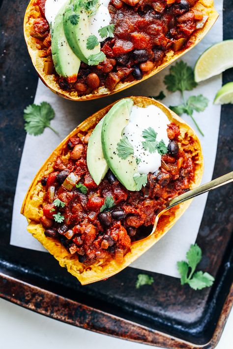 Chili Stuffed Spaghetti Squash Bowls- roasted spaghetti squash filled with a hearty two-bean vegetable chili. It’s a warm and satisfying meal that’s perfect for cold weather! (vegan, gluten-free + grain-free) Vegan Spaghetti Squash, Spaghetti Squash Recipes Healthy, Stuffed Spaghetti Squash, Chinese Kool, Vegetable Chili, Beans Vegetable, Spaghetti Squash Recipes, Gluten Free Grains, Squash Recipes