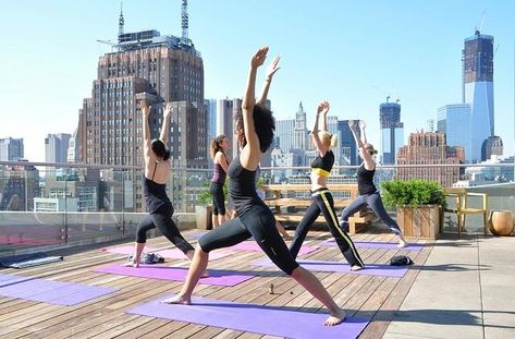 Rooftop Yoga in NYC [complete with all info] Rooftop Yoga Deck, Rooftop Activities, Rooftop Amenities, Rooftop Yoga, Yoga Deck, Magazine Sport, Nyc Rooftop, Rooftop Design, Gym Interior