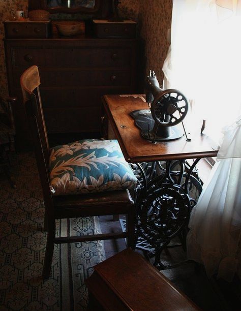 Vintage Sewing Rooms, Series Photography, Granny House, Blue Farmhouse, Granny Pod, Old Sewing Machine, Treadle Sewing Machines, Old Sewing Machines, Antique Sewing Machines