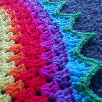 Round granny stitch blanket pattern - Learn how-to crochet with Clare Round Granny Square Blanket, Crochet Round Blanket Pattern Free, Round Crochet Blanket Pattern, Round Blanket Crochet Pattern, Granny Stitch Blanket, Crochet Blanket Round, Crochet Blanket Edging, Ripple Afghan, Sew Quilt