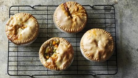 As you all know, we love our pies and we hated the idea of giving them up while we’re trying to lose weight. Fortunately, we got this idea for a low-fat ‘pastry’ cases from our clever friend Justine and meat pies are back on the menu.   You’ll need some small individual foil pie dishes.    Each pie provides 335 kcal, 13.5g protein, 59g carbohydrate (of which 6g sugars), 5g fat (of which 2g saturates), 3g fibre and 1g salt. Leftover Gravy, Bacon Pie, Meat Pie Recipe, Beef Pies, Minced Beef, Steak And Mushrooms, Beef And Potatoes, Bbc Food, Brown Sauce