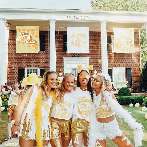 Rainy Day Dress Outfit, Sorority Pictures, College Vibes, Sorority Quotes, Sorority Themes, Recruitment Themes, Chi Omega Sorority, Spirit Week Outfits, Big Little Sorority