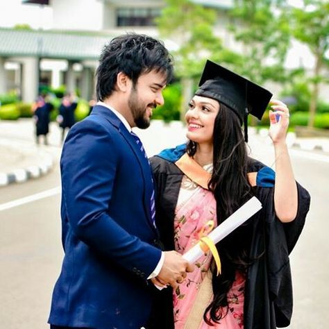 Convocation Couple Photography, Convocation Saree Ideas, Convocation Saree, Convo Ideas, Graduation Saree, Graduation Couple, Graduation Attire, Saree Ideas, Master Degree