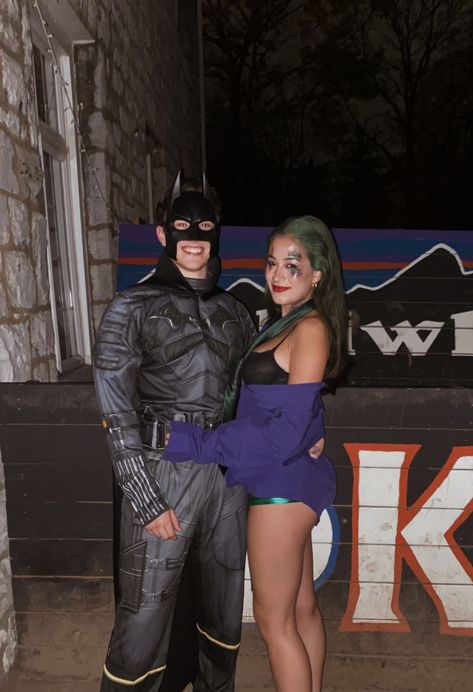 Brunette Couples Halloween Costume, Joker And Batman Costume Girl, Batman And Joker Couple Costumes, Joker And Batman Couple Costume, Couple Costumes For Halloween Cute, Couple Costumes Movies, Spiderman Couple Costume, Batman Couple Costume, Horror Movie Couples Costumes