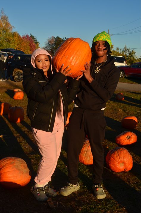 Pumpkin patch Jaw Aesthetic, Pumpkin Patch Couple, Pumpkin Patch Date, Rod Wave Collage, Pumpkin Patch Photoshoot, Fall Couple, Halloween Couple, Couple Goals Teenagers Pictures, Pumpkin Patch Outfit