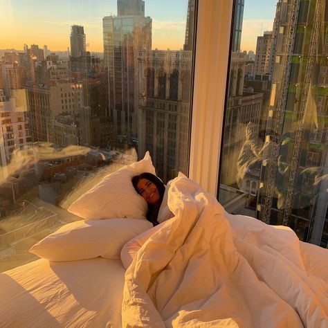 Downtown View Apartment, Nyc Hotel Room Aesthetic, Cozy Nyc Bedroom, Bed With City View, Apartment Aesthetic Nyc, Apartment Aesthetic Night, Nyc Apartment Aesthetic Night, Nyc Room Aesthetic, Nyc Apartment Inspo