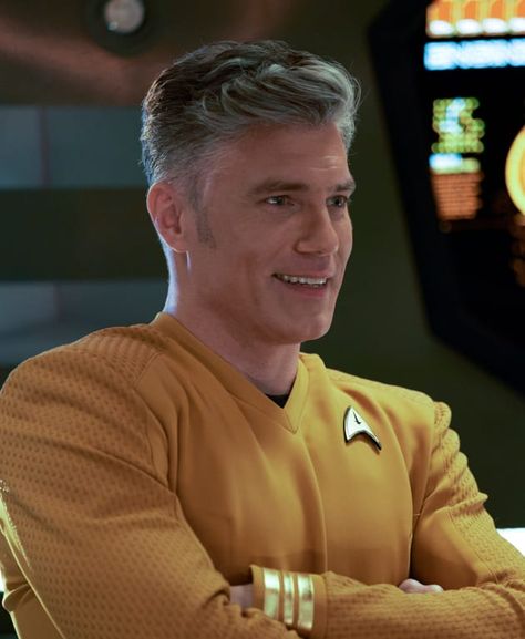 The Pike Grin - Star Trek: Strange New Worlds Season 1 Episode 1 - TV Fanatic Captain Pike, Christopher Pike, Star Trek Day, Star Trek Strange New Worlds, Anson Mount, Strange New Worlds, New Star Trek, Star Trek Series, Star Trek Characters