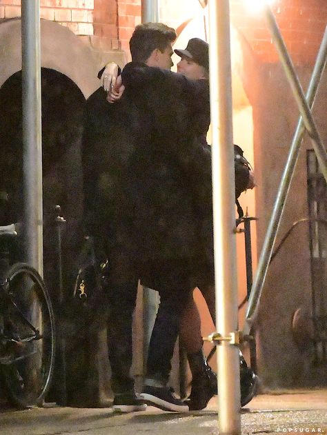 Paparazzi Photos Couple Kissing, Celebrity Paparazzi, Couples Paparazzi Pictures, Couples Paparazzi, Paparazzi Pictures, Couple Celebrity, Scarlett And Colin, Celebrity Couple, Couple Paparazzi Pictures