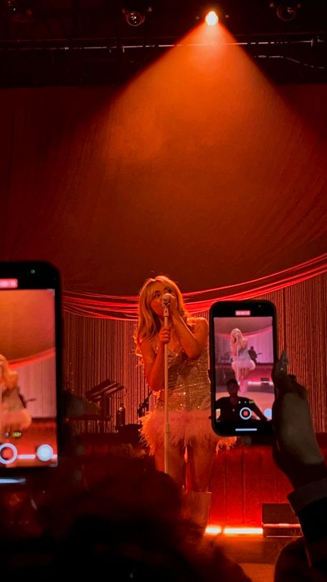 Sabrina Carpenter Concert, Night Show, Concert Aesthetic, Dream Concert, Teenage Dream, Red Aesthetic, Fav Celebs, Sabrina Carpenter, Pop Star