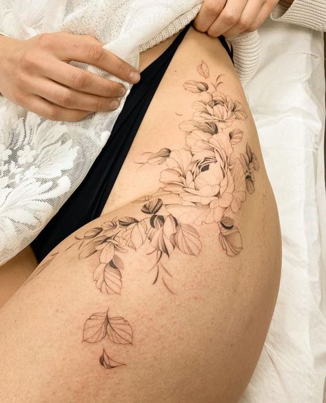 Surgery Tattoo, Tattoo Fe, Soft Tattoo, Flower Tattoo Ideas, Hip Thigh Tattoos, Floral Tattoos, Mandala Floral, Dope Tattoos For Women, Traditional Tattoo Art