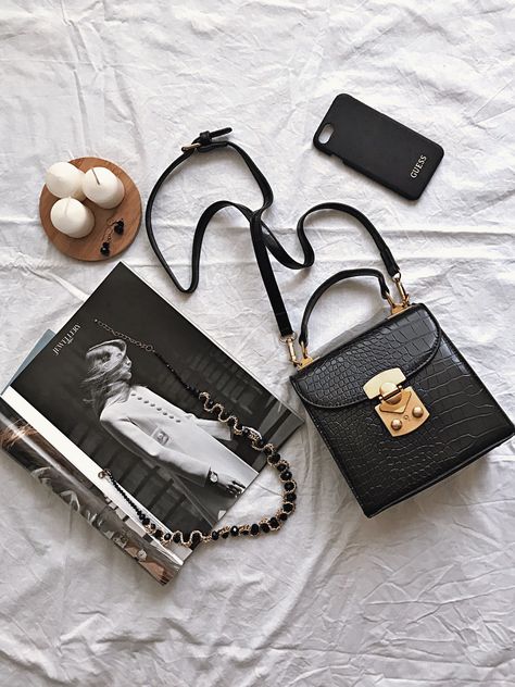 Handbag Flatlay Photography, Sling Bag Product Photography, Handbag Flatlay, Purse Product Photography, Bags Flatlay, Bag Flatlay, Flat Lay Photography Fashion, Shooting Bags, Handbag Display