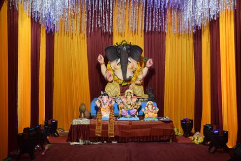 Ganesh Mandapam Decoration, Ganpati Stage Decoration, Mandapam Decoration, Flower Decoration For Ganpati, Pandal Decoration, Leaf Decor Wedding, Ganesh Decoration, Ganesh Festival, Ganesh Chaturthi Decoration