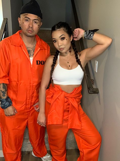 Prisoners Couples Costume, Couples Prisoner Costume, Holoween Costums Ideas Couples, Prisoner Couple Costume, Inmates Halloween Costume, Girl Prisoner Halloween Costume, Inmate Halloween Costumes Women, Cute Prisoner Costume, Couple Halloween Costumes 2022