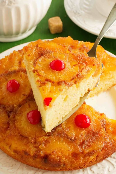 Duncan Hines Pineapple Upside Down Cake Recipe Duncan Hines Recipes, Pineapple Upside Cake, Caramelized Fruit, Yellow Cake Mix Recipes, Duncan Hines Cake, Pineapple Upside Down Cupcakes, Mochi Cake, British Desserts, Light Cakes