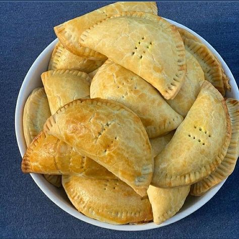 Easy Samosa Recipes, Bake Sale Flyer, Breakfast Catering, Ghana Food, African Recipes Nigerian Food, Africa Food, African Cooking, Catering Ideas Food, Nigerian Food