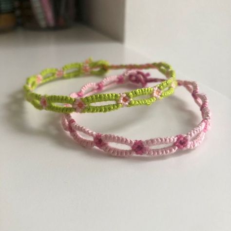 Woven Friendship Bracelets With Beads, Crochet Matching Bracelets, Pink Thread Bracelet, Pink Handmade Bracelet, Pink Friendship Bracelet Aesthetic, Thread Flower Bracelet, Braided Bracelets Aesthetic, Woven Bracelets Aesthetic, Thread Bracelet Aesthetic