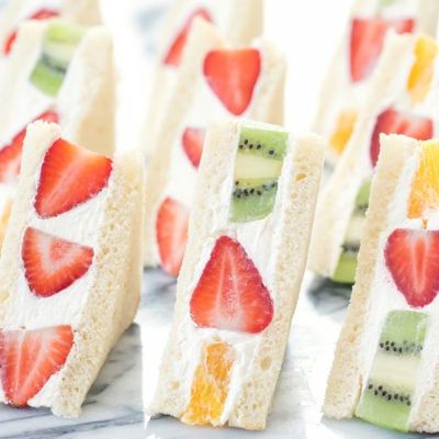 Japanese Fruit Sandwiches, Fruit Sandwiches, Japanese Fruit, Japanese Bakery, Japanese Milk Bread, Fruit Sandwich, Fruit Parfait, Water Benefits, Fruit Filling