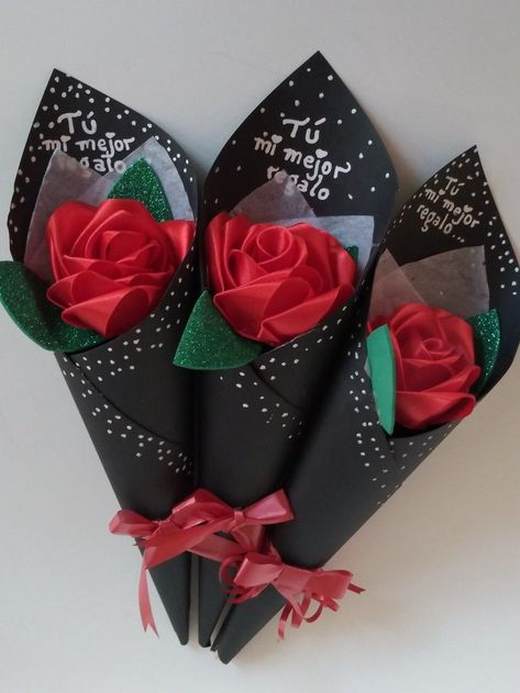 Made Flowers Paper Hand, Birthday Gift Craft Ideas For Boyfriend, Ideas Para Vender En San Valentin, Ideas De San Valentin, Paper Peonies Tutorial, Ribbon Rose Bouquets, Ribbon Crafts Diy, Birthday Gifts For Boyfriend Diy, Paper Flower Decor