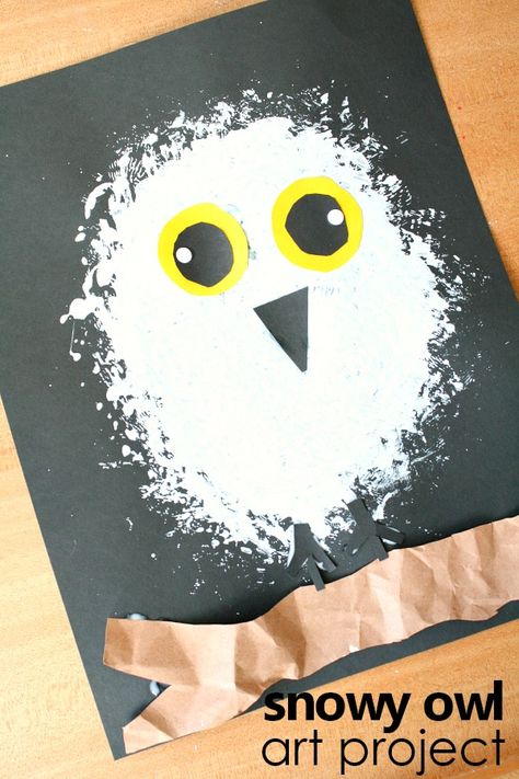 Learn about snowy owls. Then create this snowy owl winter craft for kids as you discuss what you've learned. Great for an arctic animal preschool theme. Arctic Animals Preschool Theme, Snowy Owl Craft, Snowy Owl Art, Arctic Animals Preschool, Winter Animal Crafts, Winter Crafts For Toddlers, Winter Kunst, Craft Printables, Crafts Printable