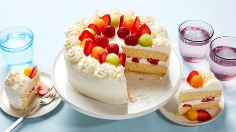 Chinese Bakery Cake, Chinese Bakery, Cake Decorated With Fruit, Whipped Cream Cake, Bakery Style Cake, Whipped Cream Cakes, Dessert Places, Making Whipped Cream, Chocolate Souffle