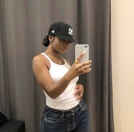 Ny Cap Women Outfit, Fitted Cap Outfit Black Women, Fitted Cap Outfit, Cap Women Outfit, Snapback Outfit, Bone New Era, Ny Cap, Yankees Hat, Hat Aesthetic